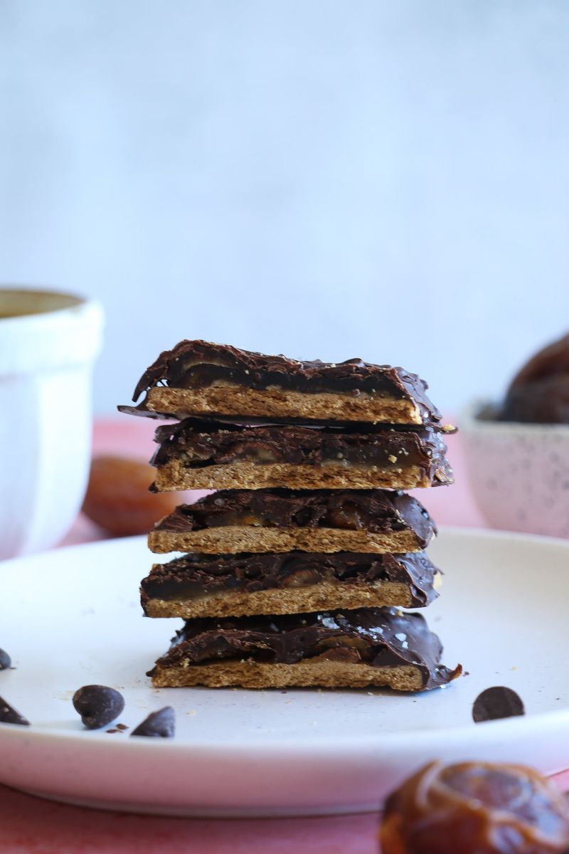 3-Ingredient Date Bark with Dark Chocolate and Graham Crackers